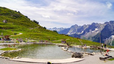 Mayrhofen, Zillertal, Tyrol, Avusturya yakınlarındaki Ahorn Dağı 'nın zirvesinde yaz manzarası. Ahorn Dağı (1,965 m) ve komşu zirvesi Ahornspitze (2,973 m), Mayrhofen, Zillertal 'de kış sporları ve rahatlama için en önemli noktalardır (Avusturya).).