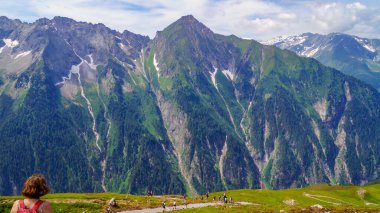 Mayrhofen, Zillertal, Tyrol, Avusturya yakınlarındaki Ahorn Dağı 'nın zirvesinde yaz manzarası. Ahorn Dağı (1,965 m) ve komşu zirvesi Ahornspitze (2,973 m), Mayrhofen, Zillertal 'de kış sporları ve rahatlama için en önemli noktalardır (Avusturya).).