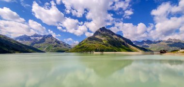 Silvretta rezervuarında (Silvretta-Stausee) ve Montafon, Vorarlberg, Tyrol, Avusturya 'daki barajda inanılmaz manzara. Bu yapay göl bir mühendislik başyapıtı ve Silvretta Alp bölgesinde yer alan önemli bir turistik ilgi odağı.