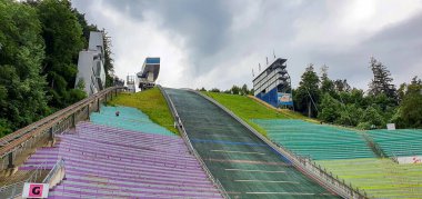 Avusturya, Innsbruck, Bergisel 'de kayakla atlama. Avusturya 'nın Innsbruck kentinde bulunan Bergisel Kayak Atlayışı, dünyanın en ikonik ve muhteşem spor alanlarından biridir..