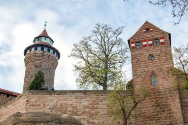 Nuremberg Şatosu (Kaiserburg), tarihi bina, Bavyera, Almanya. Nürnberg Şatosu (Kaiserburg), ortaçağ binası, şehrin amblemi, ünlü turizm merkezi, Almanya