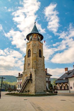 Roma 'nın tarihi Piatra Neamt kentindeki Kraliyet Mahkemesi (Curtea Domneasca). Kraliyet Mahkemesi olarak bilinen Piatra Neamt' ın tarihi merkezi Moldova 'nın en iyi korunmuş ortaçağ topluluklarından biridir..