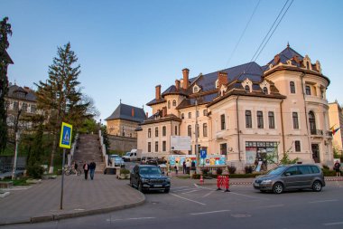 Roma 'nın tarihi Piatra Neamt kentindeki Kraliyet Mahkemesi (Curtea Domneasca). Kraliyet Mahkemesi olarak bilinen Piatra Neamt' ın tarihi merkezi Moldova 'nın en iyi korunmuş ortaçağ topluluklarından biridir..