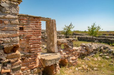 Roma 'nın Köstence ilindeki Histria Kalesi harabeleri. Sinoe Gölü kıyısındaki Köstence İlçesi' nde yer alan Histria Kalesi kalıntıları, Romanya topraklarında doğrulanan en eski kenti temsil ediyor..