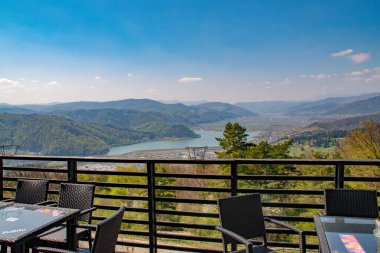 Cozla Dağı 'ndan görülebilen Batca Doamnei Gölü, 1962 yılında Bistrita Nehri' ne baraj kurarak kurulmuş bir göldür..