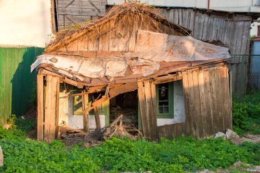 Küçük harap olmuş ahşap ev, terk edilmiş eski ev. Bu görüntü zamanda donmuş evlerin unutulmaz güzelliğini yakalıyor..