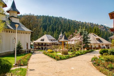 Durau tatil köyü, Ceahlau Dağları, Romanya.Durau Manastırı, Moldova 'nın en önemli manevi merkezlerinden biri olan Ceahlau Massif' in (Neamt County) eteklerindeki aynı adlı tesiste yer almaktadır..