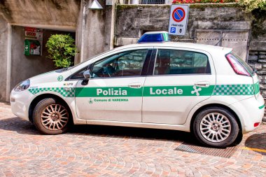 İtalyan yerel polis arabası (Polizia Locale) Varenna, Como Lake, İtalya