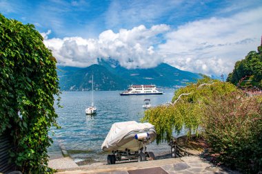 Como Gölü, Lombardiya, İtalya 'daki Varenna turistik beldesinde şehir. Como Gölü' ndeki Varenna tatil beldesi turistler ve peri masalı manzaralarla dolu, çok popüler bir turizm merkezi..