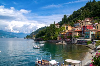Como Gölü, Lombardiya, İtalya 'daki Varenna turistik beldesinde şehir. Como Gölü' ndeki Varenna tatil beldesi turistler ve peri masalı manzaralarla dolu, çok popüler bir turizm merkezi..