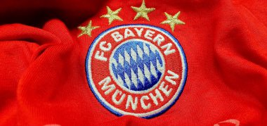 FC Bayern Münih logosu ve yakın imzası, seçici odaklanma. FC Bayern Münih, 34 şampiyonluk rekorunu elinde bulunduran Alman futbolunun baskın kulübüdür..