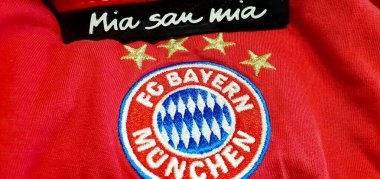 FC Bayern Münih logosu ve yakın imzası, seçici odaklanma. FC Bayern Münih, 34 şampiyonluk rekorunu elinde bulunduran Alman futbolunun baskın kulübüdür..