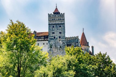 Brasov 'a 30 km uzaklıktaki Transilvanya' daki ünlü Bran Şatosu veya Drakula Şatosu, dünya çapında Drakula efsanesiyle ilişkilendirdiği ve Romanya 'nın en sembolik eserlerinden biri olan Bran Şatosu..