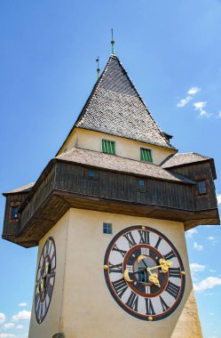 Graz 'daki ünlü saat kulesi (Uhrturm) güneşli bir yaz gününde, Styria, Avusturya