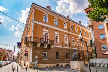 Cluj Napoca şehri, güneşli bir günde, Romanya. Transilvanya 'nın Kalbi lakaplı Cluj-Napoca, Romanya' nın en dinamik kentlerinden biridir..