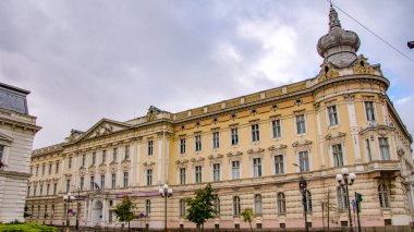 Romanya 'nın tarihi şehir merkezi Arad' daki Cityscape, Romanya 'nın batısında Macaristan sınırına yakın Mure Nehri kıyısında yer alan önemli bir sanayi, kültür ve ulaşım merkezidir..