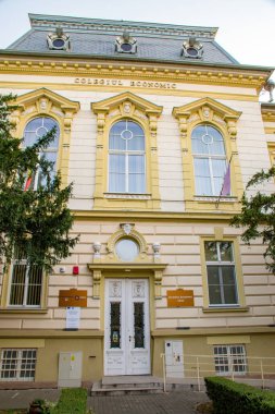 Romanya 'nın tarihi Arad kentindeki şehir manzarası. Arad, Romanya 'nın batısında Macaristan sınırına yakın Mures Nehri kıyısında yer alan önemli bir sanayi, kültür ve ulaşım merkezidir..