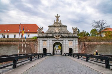 1714-1738 yılları arasında Romanya 'nın Transilvanya kentinde inşa edilen güneşli bir günde Alba Iulia Kalesi' nin içinde.