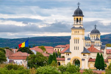 Romanya 'nın Alba Iulia kentindeki taç giyme töreni Katedrali. Alba Iulia 'daki Taç Giyme Katedrali (veya Yeniden Birleştirme Katedrali), Romanya' nın Alba Carolina Kalesi içinde yer alan ulusal birliğinin temel sembollerinden biridir..