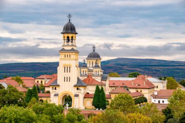 Romanya 'nın Alba Iulia kentindeki taç giyme töreni Katedrali. Alba Iulia 'daki Taç Giyme Katedrali (veya Yeniden Birleştirme Katedrali), Romanya' nın Alba Carolina Kalesi içinde yer alan ulusal birliğinin temel sembollerinden biridir..