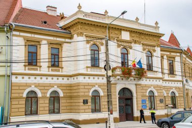 Aiud Belediye Binası (Primaria), Alba İlçesi, Romanya. Aiud Belediye Binası 'nın tarihi binası Aiud Kalesi' nin yakınlarındaki şehir merkezinde yer almaktadır..