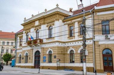 Aiud Belediye Binası (Primaria), Alba İlçesi, Romanya. Aiud Belediye Binası 'nın tarihi binası Aiud Kalesi' nin yakınlarındaki şehir merkezinde yer almaktadır..