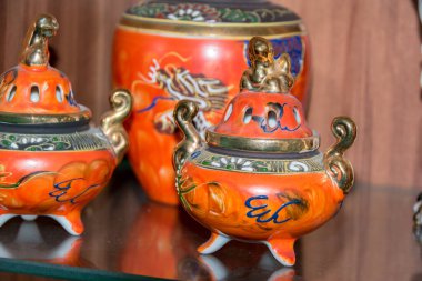 Japonca el yapımı seramik porselen. Bu sanat eserleri Satsuma, Imari veya Kutani porseleni gibi seramik sanatın belirli kategorilerine ayrılır..