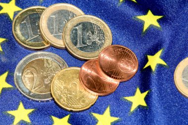 Avrupa Birliği bayrağı, seçici odak noktası. Avro para birimi banknotları ve madeni para geçmişi, Avrupa Birliği ülkelerinde kullanılan Euro banknotları.