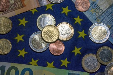 Avrupa Birliği bayrağı, seçici odak noktası. Avro para birimi banknotları ve madeni para geçmişi, Avrupa Birliği ülkelerinde kullanılan Euro banknotları.