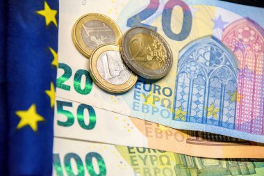 Avrupa Birliği bayrağı, seçici odak noktası. Avro para birimi banknotları ve madeni para geçmişi, Avrupa Birliği ülkelerinde kullanılan Euro banknotları.