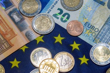 Avrupa Birliği bayrağı, seçici odak noktası. Avro para birimi banknotları ve madeni para geçmişi, Avrupa Birliği ülkelerinde kullanılan Euro banknotları.