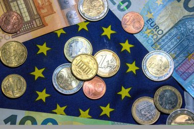 Avrupa Birliği bayrağı, seçici odak noktası. Avro para birimi banknotları ve madeni para geçmişi, Avrupa Birliği ülkelerinde kullanılan Euro banknotları.