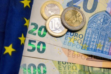 Avrupa Birliği bayrağı, seçici odak noktası. Avro para birimi banknotları ve madeni para geçmişi, Avrupa Birliği ülkelerinde kullanılan Euro banknotları.