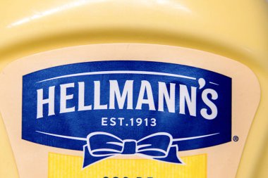 Hellmanns bir süpermarkette mayonez tenceresi, seçici bir odak