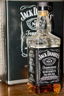 Jack Daniels Whiskey şişesi, yakın çekim, seçici odaklanma. Jack Daniel 's Tennessee Whiskey, ABD' nin Tennessee kentindeki Jack Daniel 's Distillery tarafından üretilen ikonik bir markadır..