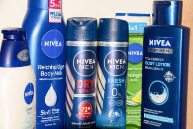 Nivea ürünü, kapalı, seçici odaklanma. NIVEA erkekleri, tıraş ve yüz bakımı gerekliliklerinden deodorantlara, duş jelleri ve saç ürünlerine kadar çok çeşitli kişisel bakım ürünleri sunuyorlar..