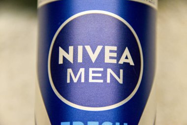 Nivea ürünü, kapalı, seçici odaklanma. NIVEA erkekleri, tıraş ve yüz bakımı gerekliliklerinden deodorantlara, duş jelleri ve saç ürünlerine kadar çok çeşitli kişisel bakım ürünleri sunuyorlar..