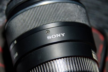Bir Sony alfa dslr kamera, yakın çekim, seçici odaklanma. Sony büyük oranda aynasız teknolojiye odaklanmasına rağmen, aynı zamanda tam geçiş öncesi bir dizi dikkat çekici DSLR (Dijital Tek Mercek Refleks) kameraları üretti..
