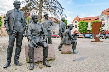 Romanya 'nın Baia Mare Belediyesi' nin tarihi merkezinden beş bronz heykelden oluşan Baia Mare Resim Okulu 'nun kurucularına adanmış heykel grubu