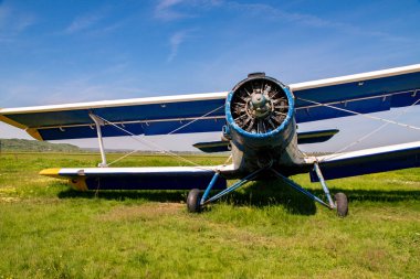 Sahadaki eski Antonov An-2 uçağı, seçici bir odak noktasıdır. Antonov An-2 (takma adı Annushka veya Yaşlı Adam), dünyanın en büyük tek motorlu çift motorlu uçağıdır ve bugüne kadar üretilen en uzun ömürlü ve en çok yönlü uçaklardan biridir..