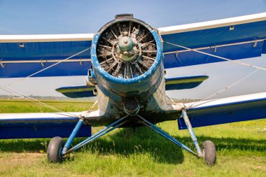 Sahadaki eski Antonov An-2 uçağı, seçici bir odak noktasıdır. Antonov An-2 (takma adı Annushka veya Yaşlı Adam), dünyanın en büyük tek motorlu çift motorlu uçağıdır ve bugüne kadar üretilen en uzun ömürlü ve en çok yönlü uçaklardan biridir..