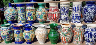 Romanya 'nın İasi kentindeki Cucuteni fuarında geleneksel seramik tabaklar ve hediyelikler sergilendi