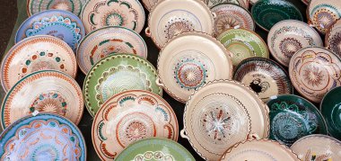 Romanya 'nın İasi kentindeki Cucuteni fuarında geleneksel seramik tabaklar ve hediyelikler sergilendi