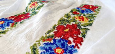 Örneğin el dikimi geleneksel Romen bluzları, seçici odaklanma