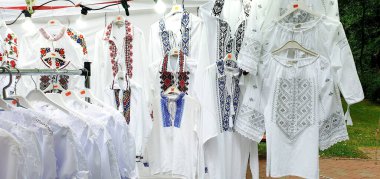 Örneğin el dikimi geleneksel Romen bluzları, seçici odaklanma