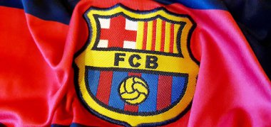 FC Barcelona logo amblemi resmi bir gömlek, seçici odaklı. FC Barcelona logo amblemi resmi bir tişörtte, İspanya 'dan profesyonel futbol kulübü.