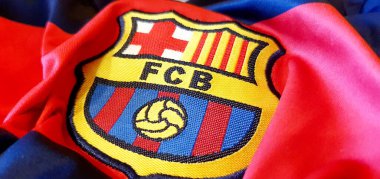 FC Barcelona logo amblemi resmi bir gömlek, seçici odaklı. FC Barcelona logo amblemi resmi bir tişörtte, İspanya 'dan profesyonel futbol kulübü.