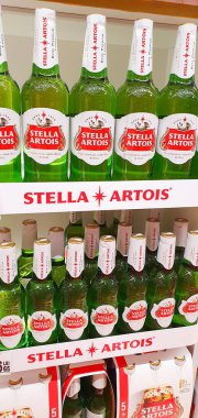 Stella Artois bira şişeleri vitrinde, seçici odak