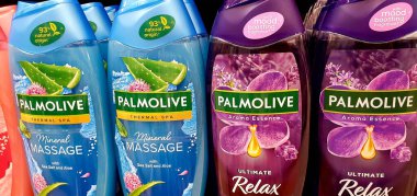 Süpermarkette seçici odak noktasında Palmolive duş jeli ürünleri