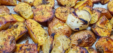 Taze fırında patates ve soğanlı sarımsak, baharat, aromatik bitkiler ve zeytinyağı.